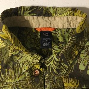 Baby Gap button down shirt in Size 2.